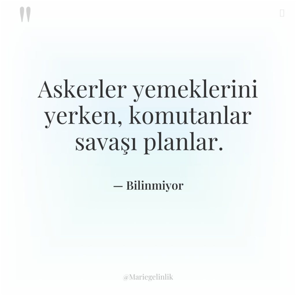 Askerler yemeklerini yerken, komutanlar savaşı planlar.