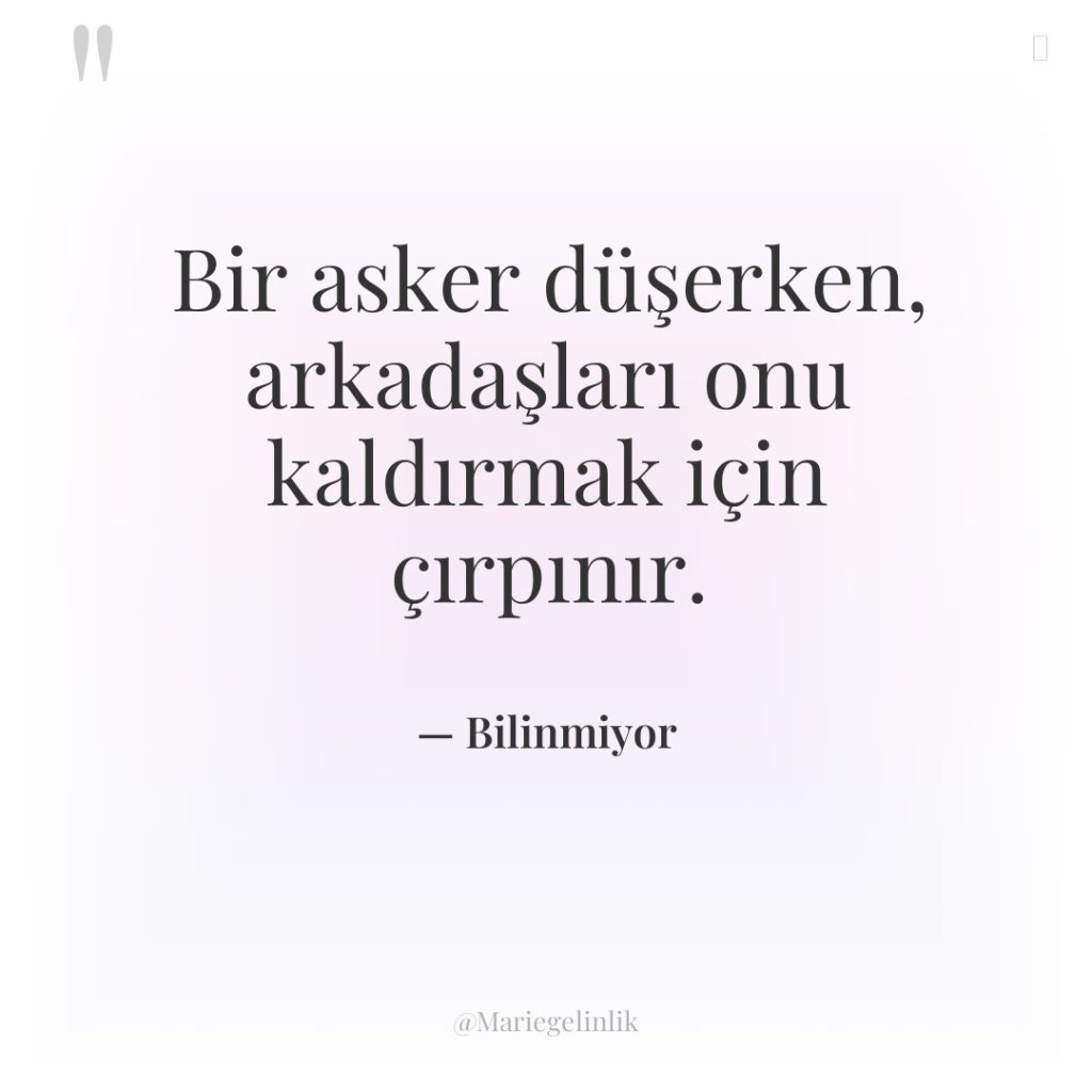 Bir asker düşerken, arkadaşları onu kaldırmak için çırpınır.